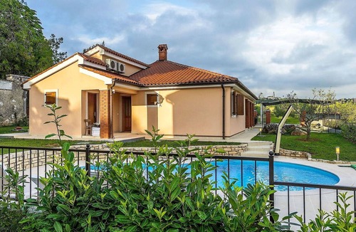 Farini House | Stunning private villa for 6 guests with A/C, WIFI, private pool, TV, terrace and pets allowed