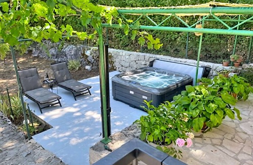 Runovici House | Stunning private villa for 6 guests with hot tub, WIFI, A/C, TV, terrace and panoramic view