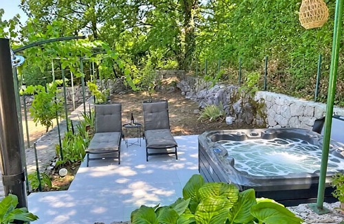 Runovici House | Stunning private villa for 6 guests with hot tub, WIFI, A/C, TV, terrace and panoramic view