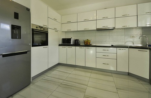 Velim House | Stunning private villa with hot tub, A/C, WIFI, private pool, TV, patio and pets allowed