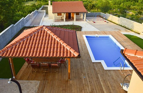 Velim House | Stunning private villa with hot tub, A/C, WIFI, private pool, TV, patio and pets allowed