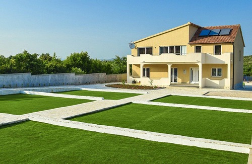 Velim House | Stunning private villa with hot tub, A/C, WIFI, private pool, TV, patio and pets allowed