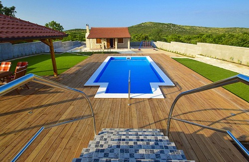 Velim House | Stunning private villa with hot tub, A/C, WIFI, private pool, TV, patio and pets allowed