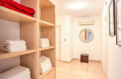 Pobri House | Stunning villa for 10 people with A/C, private pool, hot tub, WIFI, TV and patio