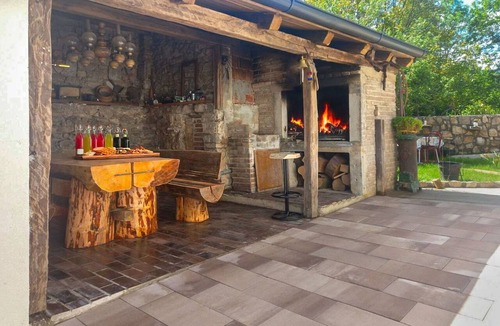 Jurdani House | Stunning villa for 5 guests with WIFI, TV, balcony, pets allowed and panoramic view