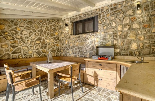 Sarsoni House | Stunning villa for 6 guests with WIFI, private pool, A/C, TV and terrace