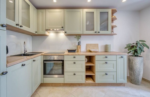 Volosko House | Stunning villa for 8 guests with WIFI, A/C, TV, terrace and pets allowed