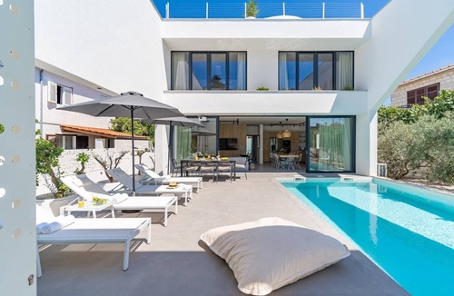 Supetar Villa | Stylish 5-bedroom Villa Altabianca with a Heated Pool, Finnish sauna, an outdoor Cinema, 50m from the beach