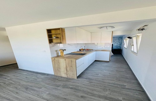 Sukosan Apartment | Stylish Couple Getaway Near Beach