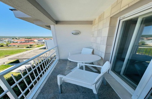 Sukosan Apartment | Stylish Couple Getaway Near Beach