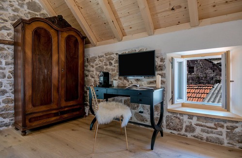 Kastela Apartment | Suite in the heart of the town, few steps from the sea