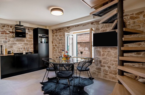 Kastela Apartment | Suite in the heart of the town, few steps from the sea