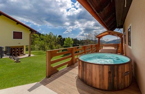 Paka House | Sunflower House with Jacuzzy and Sauna