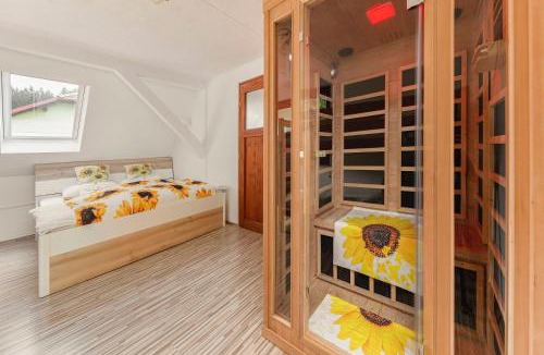 Paka House | Sunflower House with Jacuzzy and Sauna