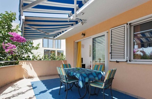 Kastel Stafilic Apartment | Sunny apartment with large balcony near the beach
