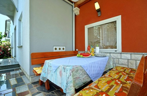 Murine Apartment | Sunny coastal escape with shared garden