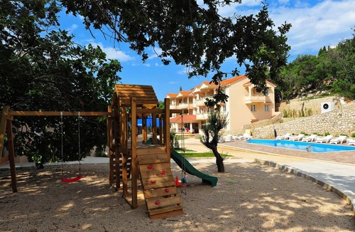 Potocnica Apartment | Superior Apartment with Private Beach & Pool 10