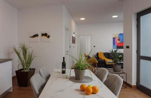 Sarsoni Apartment | TERRA 5 DELUXE Ground Floor Apartment with Private Parking
