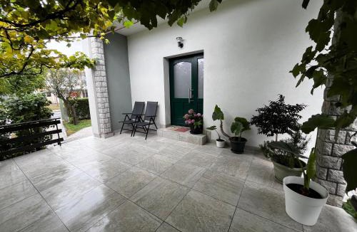 Postojna Apartment | The Green Door Apartment - Center, Terrace & Free Parking