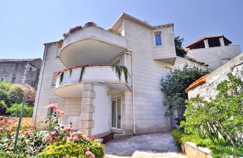Pucisca Apartment | Three bedroom apartment with terrace Pučišća, Brač (A-754-d)