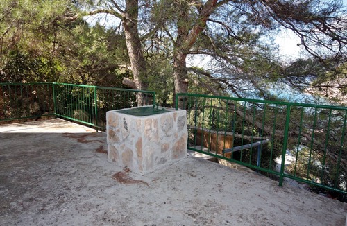 Vrbanj Apartment | Three bedroom apartment near beach Cove Tatinja, Hvar (A-5729-c)
