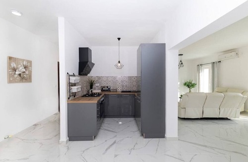 Petrcane Apartment | Three bedroom apartment with hot tub Petrčane, Zadar (A-27511-a)