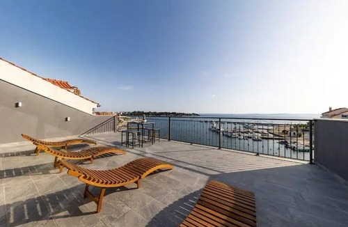 Petrcane Apartment | Three bedroom apartment with hot tub Petrčane, Zadar (A-27511-a)