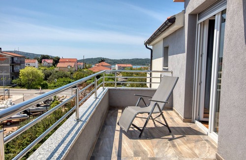 Pirovac Apartment | Three bedroom apartment with terrace and sea view Pirovac, Šibenik (A-18998-a)