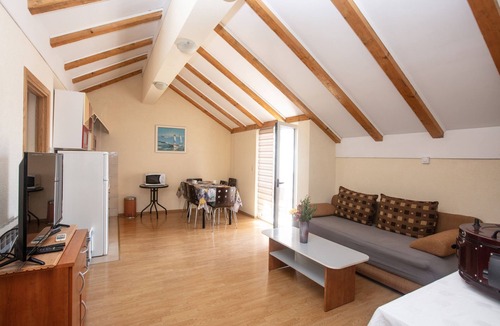 Pirovac Apartment | Three bedroom apartment with balcony and sea view Pirovac, Šibenik (A-22567-c)