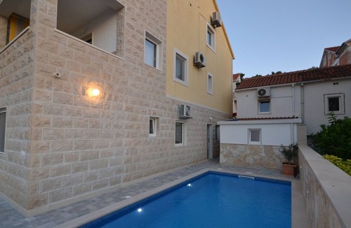 Postira Apartment | Three bedroom apartment with terrace and sea view Postira, Brač (A-10271-a)
