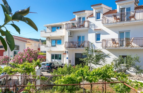 Slatine Apartment | Three bedroom apartment with balcony and sea view Slatine, Čiovo (A-24266-a)