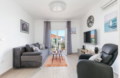 Slatine Apartment | Three bedroom apartment with balcony and sea view Slatine, Čiovo (A-24266-a)