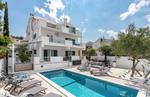 Municipality of Trogir Apartment | Three bedroom apartment with a swimming pool Arbanija, Čiovo (A-25091-b)
