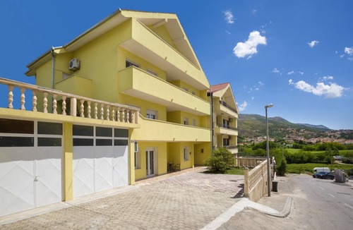 Stobrec Apartment | Three bedroom apartment with terrace Stobreč, Split (A-25554-a)