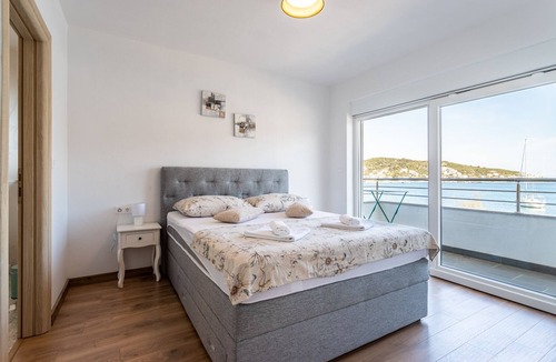 Vinisce Apartment | Three bedroom apartment near beach Vinišće, Trogir (A-22920-b)