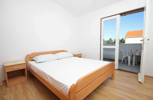 Zrce Apartment | Three bedroom apartment with balcony Novalja, Pag (A-9350-b)