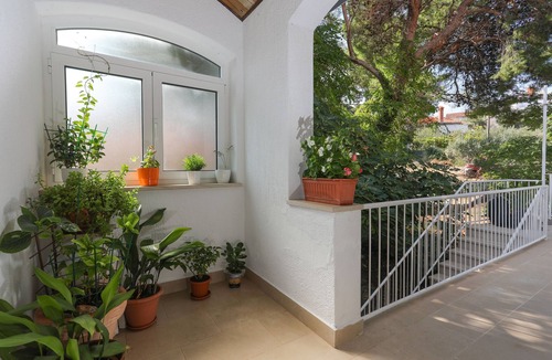 Postira Apartment | Three bedroom apartment near beach Postira, Brač (A-6053-a)