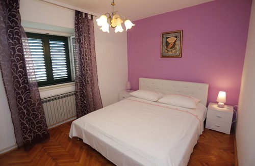 Postira Apartment | Three bedroom apartment with terrace Postira, Brač (A-12051-a)