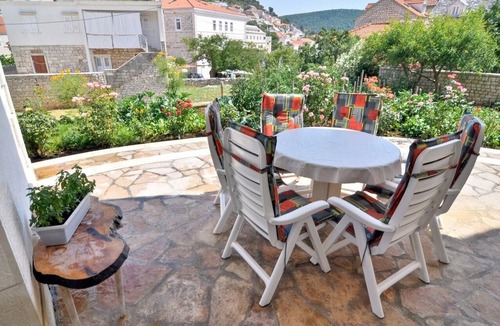 Pucisca Apartment | Three bedroom apartment with terrace Pučišća, Brač (A-754-d)