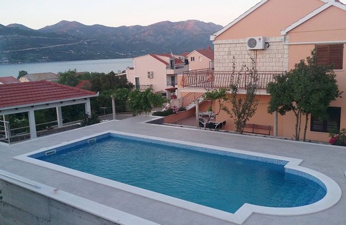Kneza Apartment | Three bedroom apartment with a swimming pool Kneža, Korčula (A-9269-a)