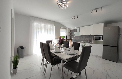 Sarsoni Apartment | Three bedroom apartment with terrace Rijeka (A-18146-b)