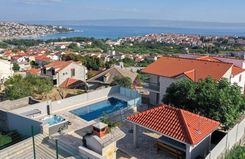 Kamen Apartment | Three bedroom apartment with a swimming pool Stobreč, Split (A-21990-a)