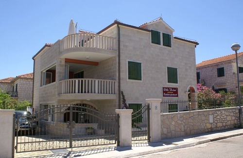 Supetar Apartment | Three bedroom apartment with terrace and sea view Supetar, Brač (A-4274-b)