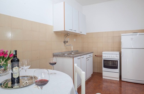 Tucepi Apartment | Three bedroom apartment near beach Tučepi, Makarska (A-2677-b)