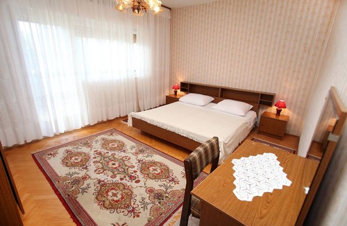 Vinisce Apartment | Three bedroom apartment near beach Vinišće, Trogir (A-4892-a)