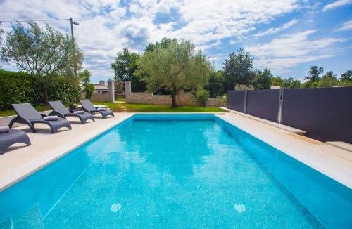 Vosteni Apartment | Three-Bedroom Apartment Mir with Private Infinity Pool