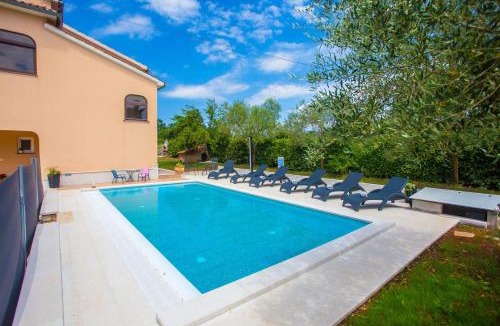 Vosteni Apartment | Three-Bedroom Apartment Mir with Private Infinity Pool