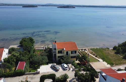 Kraj Apartment | Three bedroom apartment near beach Tkon, Pašman (A-6262-d)