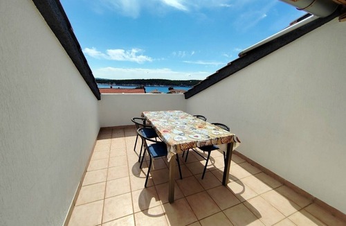 Barbat na Rabu Apartment | Three bedroom apartment with balcony and sea view Barbat, Rab (A-22752-c)