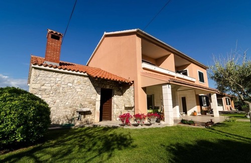 Nin Apartment | Three bedroom apartment with terrace Nin, Zadar (A-11900-a)